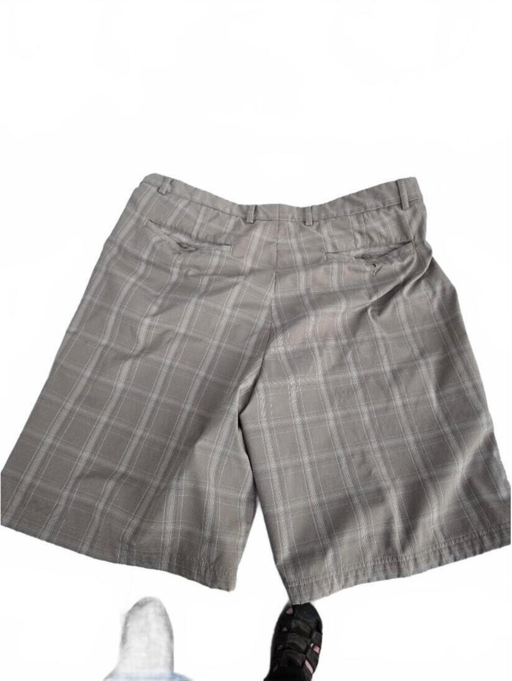 Kirkland Signature Men's Size 38 Plaid Casual Shorts, Very Good Condition